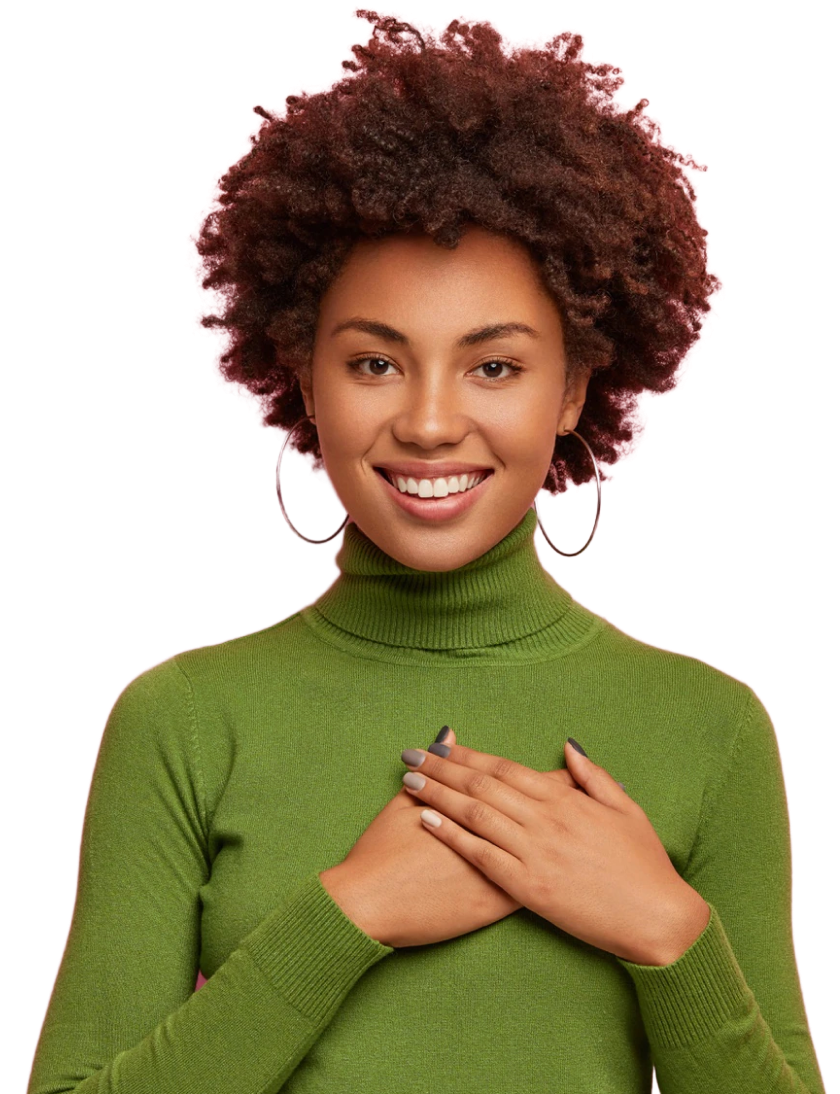 Mulher negra vestindo camisa verde e sorrindo